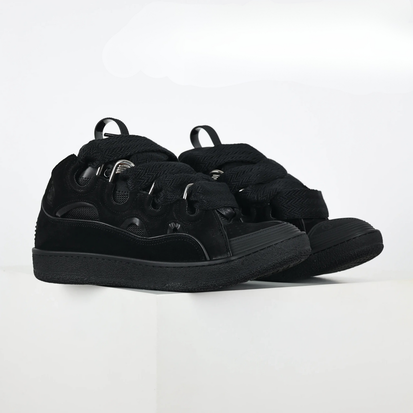 "Curb-Sneaker"